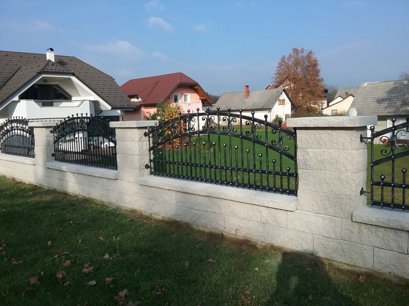 Dvoriščna ograja 13